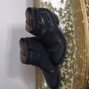 EUC Natural Soul black bootie size 9